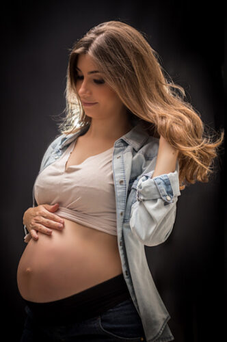 Foto de gestante fundo preto