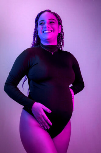 fotografia de gestante luzes coloridas