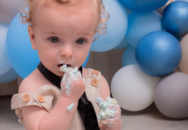 comendo o bolo do smash the cake